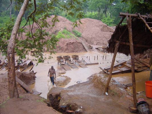 図１０ Mabubi 川側での金選鉱作業